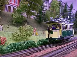 Um diorama completo incluindo paisagem e bonde fabricado pela Fleischmann.