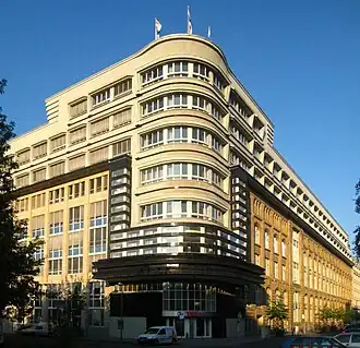 O Mossehaus em Berlim, de Erich Mendelsohn, um dos primeiros exemplos do modernismo aerodinâmico (1921–23)