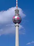 A esfera da Fernsehturm decorada como uma bola em decorrência da Copa do Mundo de 2006.