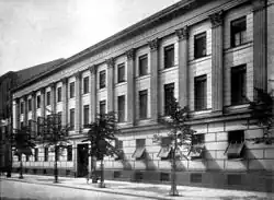 Fachada da Escola de Artilharia e Engenharia na Unter den Linden n. 74 desenhada por Karl Friedrich Schinkel.