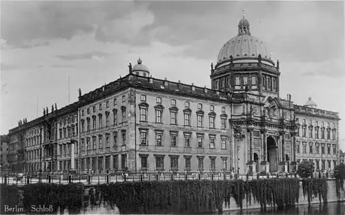 As fachadas oeste e sul do palácio vistas do outro lado do Spree em 1920