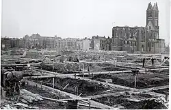 Ao fundo as ruínas da Igreja de Nossa Senhora do Bom Conselho em Bezuidenhoutseweg (rua)