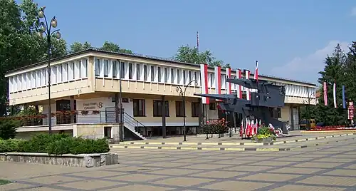 Prefeitura e o Monumento aos Heróis, Partidários e Lutadores pela Liberdade e pela Polônia — os chamados espingardas