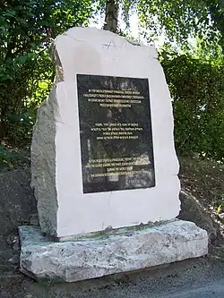 Monumento no lugar da sinagoga e cemitério judeu, destruídos durante a ocupação alemã