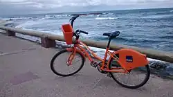 Bicicleta laranja do sistema.