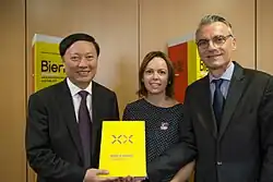 Da esquerda para a direita: Vice-Ministro de Cultura da China - Yang Zhijin; Presidente da Bienal de Curitiba de 2017 - Luciana Casagrande Pereira; Diretor-Geral da Bienal de Curitiba - Luiz Ernesto Meyer Pereira. Foto: Guto Moraes/Ascom MINC. Ano: 2017.