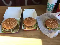 Grand Big Mac (esquerda) e Mac Jr. (direita) ao lado de um Big Mac regular (centro), lançado por tempo limitado no Reino Unido como parte do 50º aniversário do hambúrguer