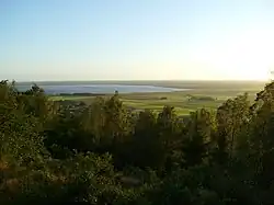O lago Hornborgasjön visto da montanha de Billingen