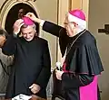 Dom Egidio, apenas eleito bispo de Mondovì, recebe o solidéu das mãos de dom Maurizio Malvestiti, 29 de setembro de 2017