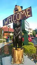 Placa de urso esculpida em madeira em um Black Bear Diner