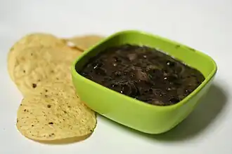 Molho de feijão-preto com tortilla chips