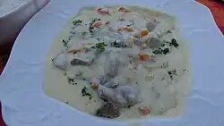 Um prato com blanquette de veau