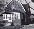 Telhado Gambrel visto em uma casa em Toledo (Ohio), aproximadamente em 1937