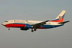 Um Boeing 737-300 se aproximando no Aeroporto Internacional Vnukovo em 2009.