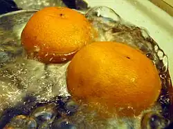 Fervendo a fruta inteira