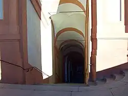 Um ângulo do pórtico de São Luca