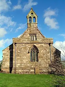 Igreja de todos os Santos, Inglaterra, com um parapeito defensivo