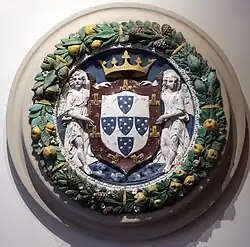 Dois anjos como tenentes do escudo. Cerâmica de Andrea della Robbia, 1505.