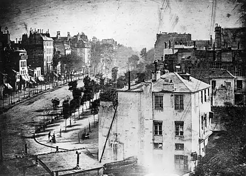 O Boulevard du Temple, Paris (1838), um dos primeiros daguerreótipos. A foto parece ter sido tirada do atual quartel de Vérines, localizado na Place de la République.
