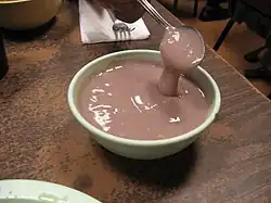 Uma tigela de Poi, uma pasta rica em amido consumida na Polinésia Oriental.