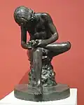 O Spinario (menino removendo um espinho do pé), século I a.C., cópia moderna