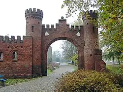 Portão e muros na rua Dąbrowskiego