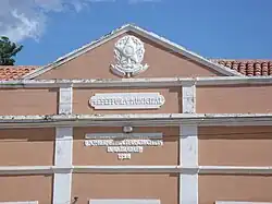 Em relevo na fachada da Biblioteca Municipal de Castelo do Piauí.