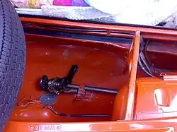 Compartimento dianteiro, onde vão armazenados o estepe e as ferramentas