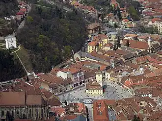 Vista de parte do centro histórico; com a Igreja Negra no canto inferior esquerdo e a Piața Sfatului ao centro, em baixo