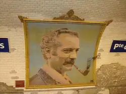 ... onde uma placa lembra esses poucos versos: «&nbsp;Comm' j'étais en quelque sorte Amoureux de ces fleurs-là Je suis entré par la porte Par la porte des Lilas&nbsp;»