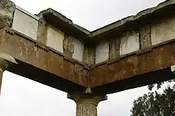 Métopas feitas de mármore inseridas no friso da Stoa em Brauron