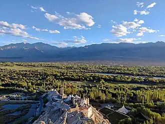 Vista da área de Shey com o Palácio e mosteiro de Shey em primeiro plano