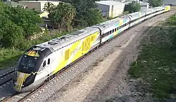 Locomotiva Siemens usada na Brightline vista de uma perspectiva do alto
