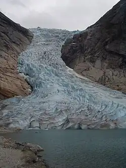 O glaciar/geleira Briksdal desce até o vale de Briksdal