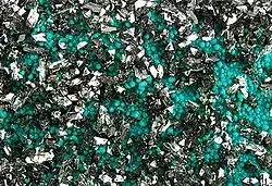 Brochantite (verde-esmeralda) e crisocola (Rokana Mine, Zambian Copperbelt).