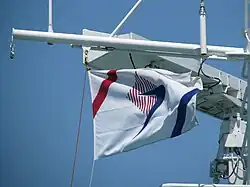 Bandeira distintiva do armador croata Jadrolinija, içada na verga do mastro do navio MT Petar Hektorović