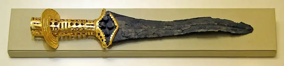 Adaga de ouro encontrada em Mália