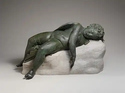 Estátua de Eros dormindo; 3º–2º&nbsp;século&nbsp;a.C.; bronze; 41.9 × 35.6 × 85.2&nbsp;cm, 124.7&nbsp;kg, altura com base: 45.7&nbsp;cm; Museu Metropolitano de Arte (Cidade de Nova York)