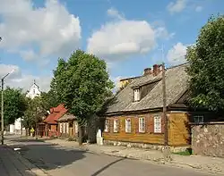 Rua Kościuszki com antigos edifícios de madeira