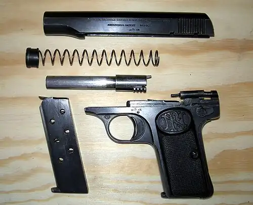 Uma Browning M 1910 desmontada