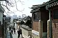 Aldeia Hanok de Bukchon e edifícios modernos ao fundo