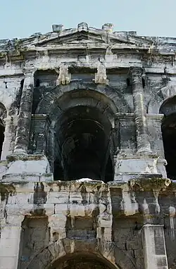 Touros na fachada, um sinal da predileção local pela tauromaquia