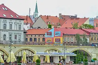 Vista da avenida Varta com o viaduto ferroviário. Ao fundo, os edifícios do bairro Śródmieście