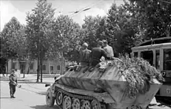 Um blindado (Sd.Kfz. 251) da infantaria alemã nas ruas de Aachen.