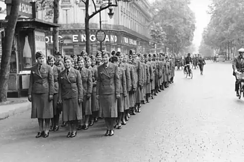 No início da ocupação alemã, em agosto de 1940, sinaleiras auxiliares desfilando no Boulevard des Capucines (ao fundo, a loja Old England, uma das placas emblemáticas da artéria, de 1867 até seu desaparecimento em março de 2012)