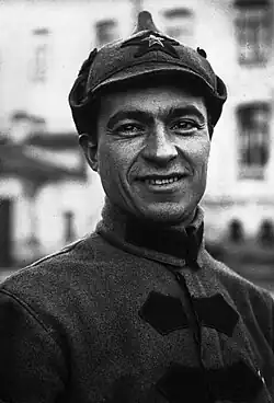 Soldado do Exército Vermelho vestindo uma Budiónovka e uma Gymnastyorka com padrão da época da Guerra Civil Russa com três tiras razgovory costuradas no peito.