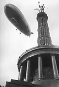 O Graf Zeppelin sobrevoa a Coluna da Vitória, 1928.