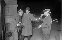 Um vendedor de bebidas alcoólicas após a hora de fechar na estrada. Sua atividade era ilegal e o licor, que custava uma marca por copo, muitas vezes era de origem duvidosa. O vendedor mudava constantemente de localização.