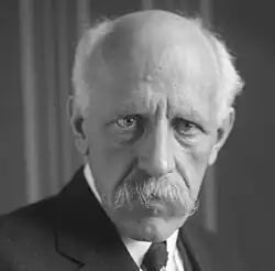 Nansen em seus últimos anos, com cabelos brancos e recuados, característico bigode branco caído e olhos intensamente focados.
