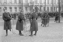 Fornecendo um cordão de segurança no Reichstag em 1930.